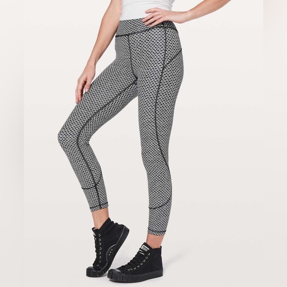 Lululemon In Movement 7/8 Tight size 8
*Everlux 25"
Monochromic Black